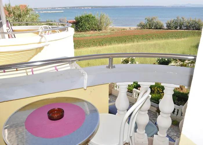 Lav Апартаменты *